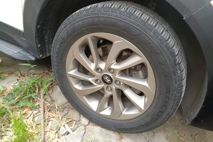 Used Hyundai Tucson 2015 1.6T Dual-Clutch Two-Wheel-Drive Smart Model Right Front Wheel Hub