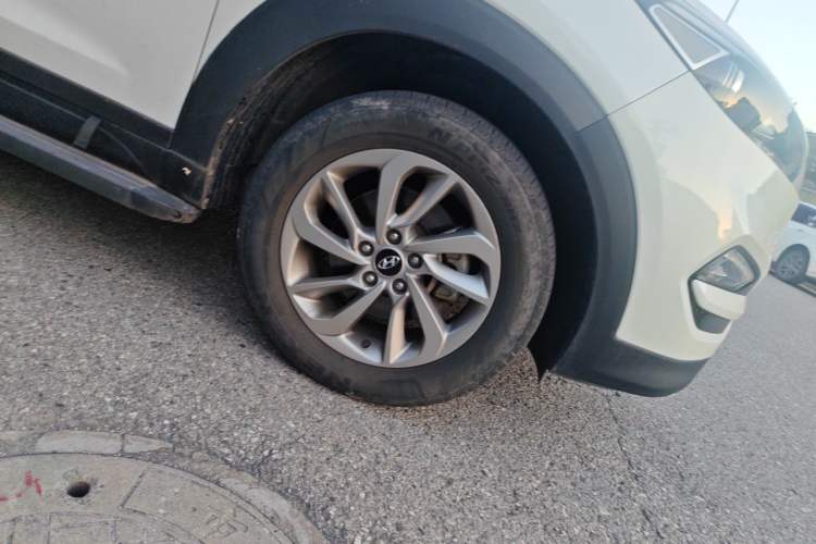 Used Hyundai Tucson 2015 1.6T Dual-Clutch Two-Wheel-Drive Smart Model Right Front Wheel Hub
