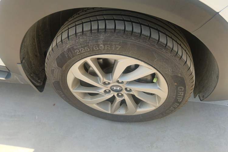 Used Hyundai Tucson 2015 2.0L Automatic Two-Wheel Drive Smart Version Right Front Wheel Hub