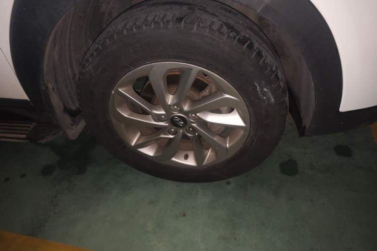 Used Hyundai Tucson 2015 1.6T Dual-Clutch Two-Wheel-Drive Smart Model Right Front Wheel Hub