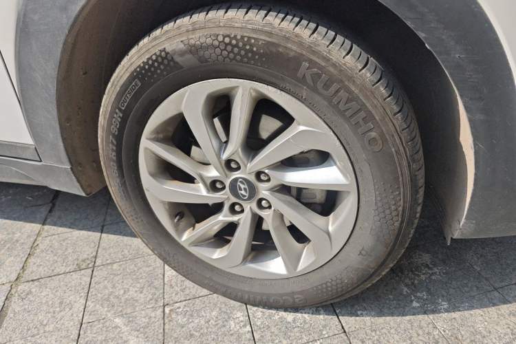 Used Hyundai Tucson 2015 2.0L Automatic Two-Wheel Drive Smart Version Right Front Wheel Hub