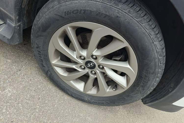Used Hyundai Tucson 2015 1.6T Dual-Clutch Two-Wheel-Drive Smart Model Right Front Wheel Hub