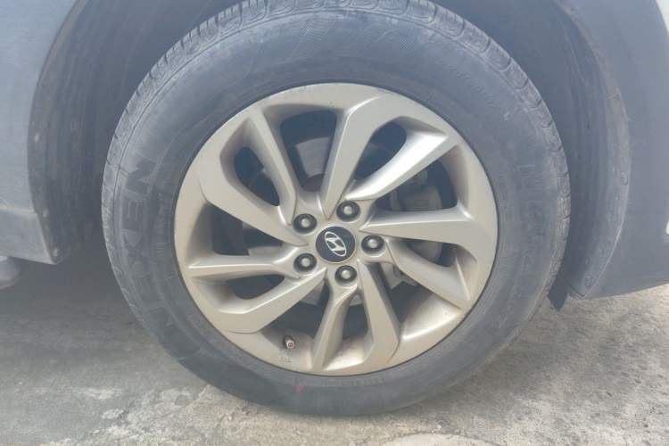 Used Hyundai Tucson 2015 1.6T Dual-Clutch Two-Wheel-Drive Smart Model Right Front Wheel Hub