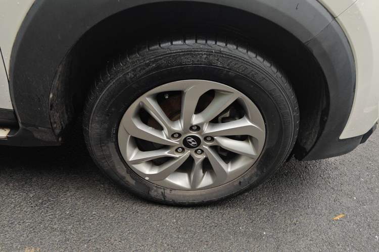 Used Hyundai Tucson 2015 1.6T Dual-Clutch Two-Wheel-Drive Smart Model Right Front Wheel Hub
