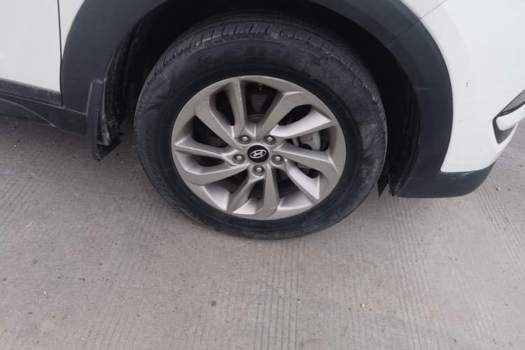Used Hyundai Tucson 2015 1.6T Dual-Clutch Two-Wheel-Drive Smart Model Right Front Wheel Hub