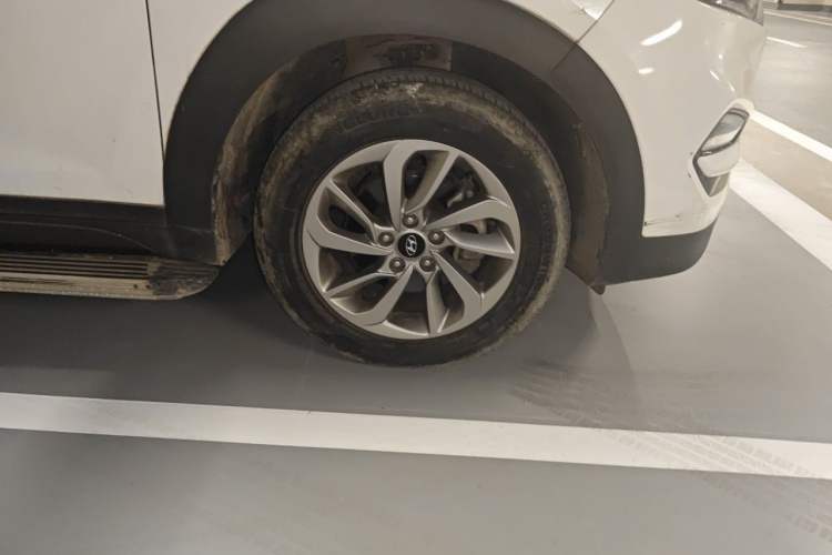 Used Hyundai Tucson 2015 1.6T Dual-Clutch Two-Wheel-Drive Smart Model Right Front Wheel Hub