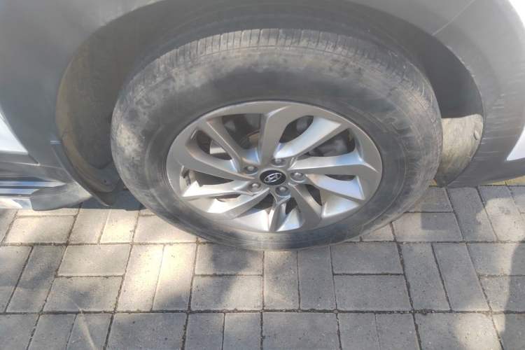 Used Hyundai Tucson 2015 1.6T Dual-Clutch Two-Wheel-Drive Smart Model Right Front Wheel Hub