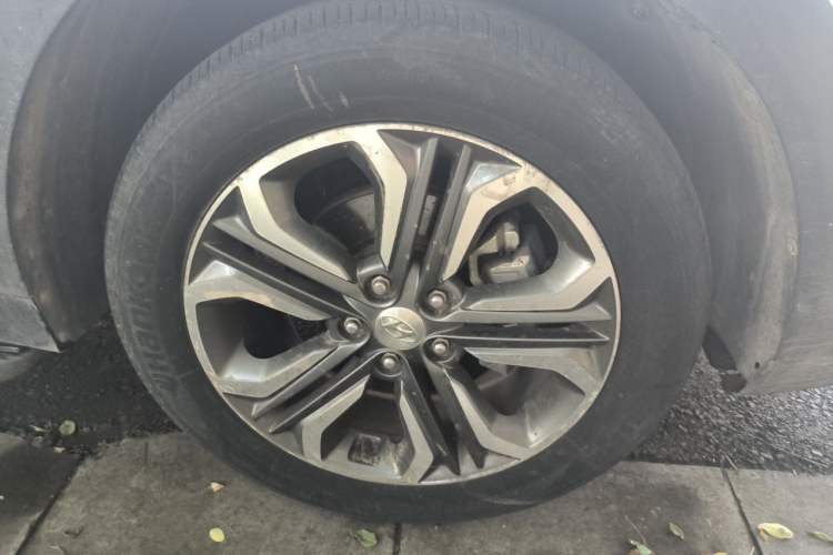 Used Hyundai Tucson 2015 1.6T Dual-Clutch Two-Wheel-Drive Leading Model Right Front Wheel Hub