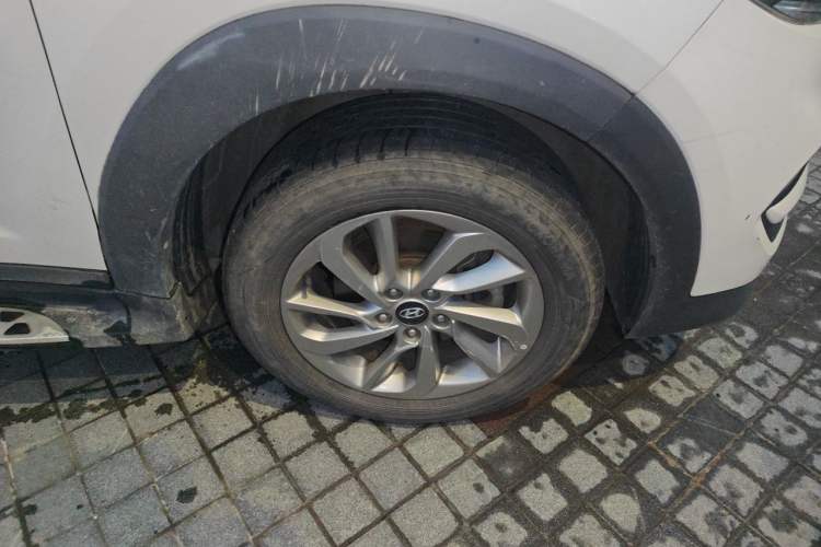 Used Hyundai Tucson 2015 1.6T Dual-Clutch Two-Wheel-Drive Smart Model Right Front Wheel Hub