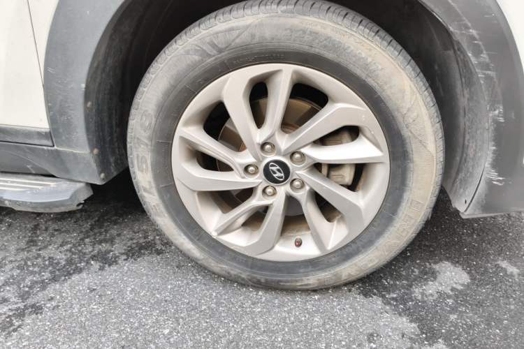 Used Hyundai Tucson 2015 1.6T Dual-Clutch Two-Wheel-Drive Smart Model Right Front Wheel Hub