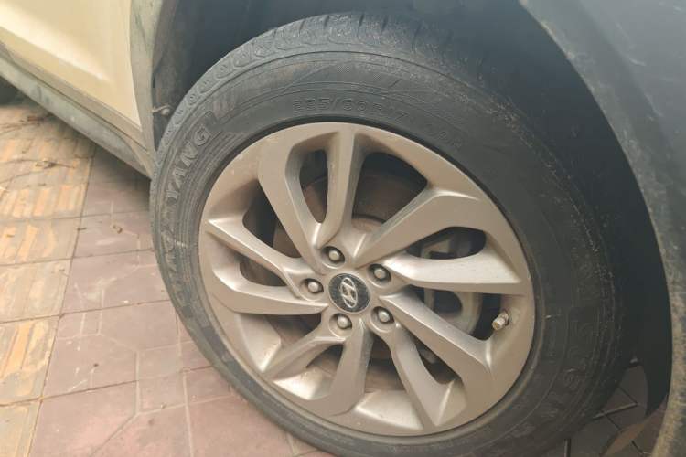 Used Hyundai Tucson 2015 1.6T Dual-Clutch Two-Wheel-Drive Smart Model Right Front Wheel Hub