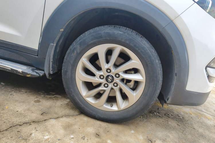 Used Hyundai Tucson 2015 1.6T Dual-Clutch Two-Wheel-Drive Smart Model Right Front Wheel Hub