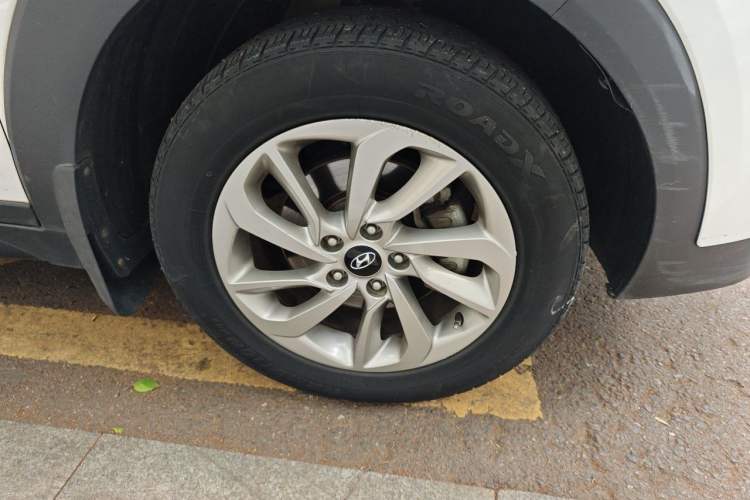 Used Hyundai Tucson 2015 1.6T Dual-Clutch Two-Wheel-Drive Smart Model Right Front Wheel Hub