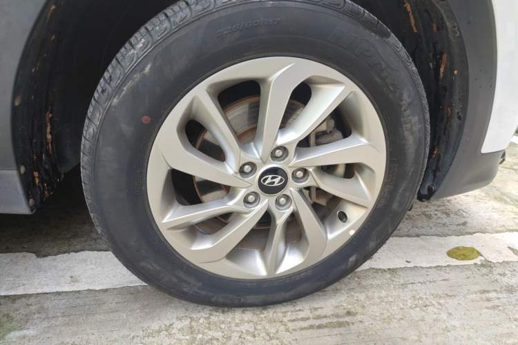Used Hyundai Tucson 2015 1.6T Dual-Clutch Two-Wheel-Drive Smart Model Right Front Wheel Hub