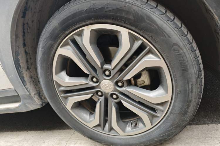 Used Hyundai Tucson 2015 1.6T Dual-Clutch Two-Wheel-Drive Leading Model Right Front Wheel Hub