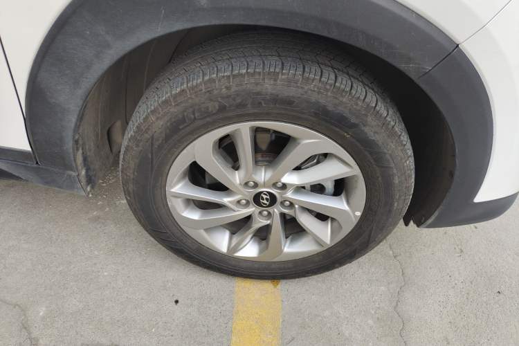 Used Hyundai Tucson 2015 1.6T Dual-Clutch Two-Wheel-Drive Smart Model Right Front Wheel Hub
