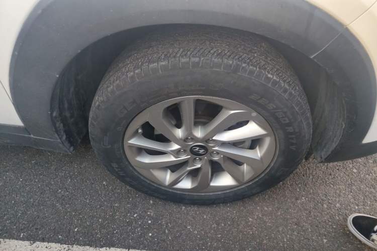 Used Hyundai Tucson 2015 1.6T Dual-Clutch Two-Wheel-Drive Smart Model Right Front Wheel Hub