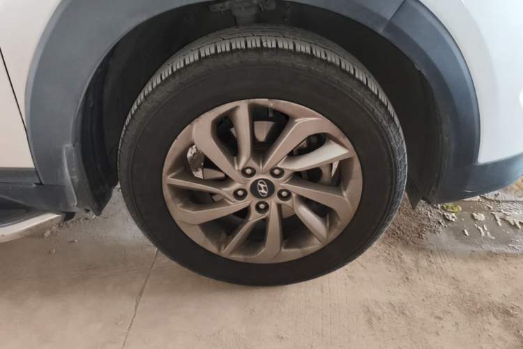 Used Hyundai Tucson 2015 1.6T Dual-Clutch Two-Wheel-Drive Smart Model Right Front Wheel Hub