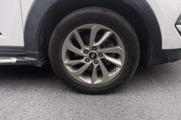 Used Hyundai Tucson 2015 1.6T Dual-Clutch Two-Wheel-Drive Smart Model Right Front Wheel Hub