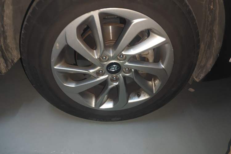 Used Hyundai Tucson 2015 1.6T Dual-Clutch Two-Wheel-Drive Smart Model Right Front Wheel Hub