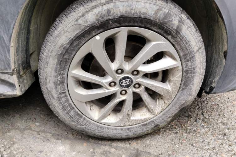Used Hyundai Tucson 2015 2.0L Automatic Two-Wheel Drive Smart Version Right Front Wheel Hub