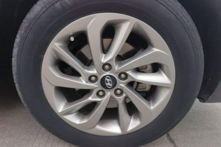Used Hyundai Tucson 2015 1.6T Dual-Clutch Two-Wheel-Drive Smart Model Right Front Wheel Hub