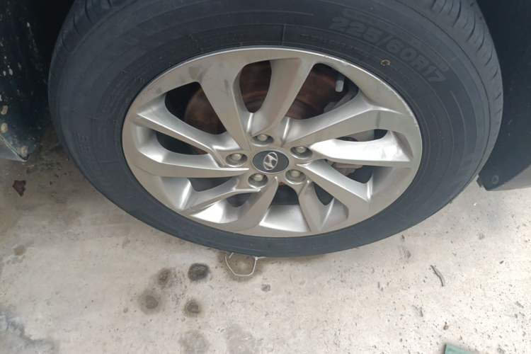 Used Hyundai Tucson 2015 1.6T Dual-Clutch Two-Wheel-Drive Smart Model Right Front Wheel Hub