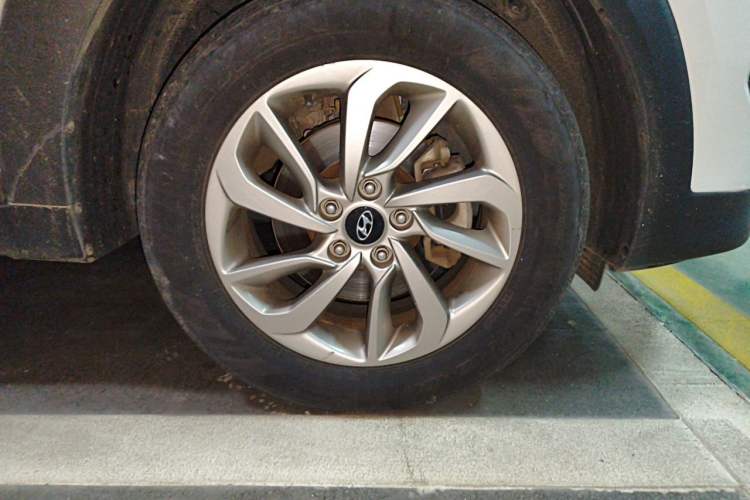 Used Hyundai Tucson 2015 1.6T Dual-Clutch Two-Wheel-Drive Smart Model Right Front Wheel Hub