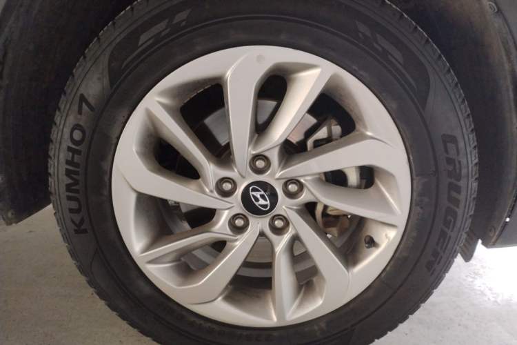 Used Hyundai Tucson 2015 1.6T Dual-Clutch Two-Wheel-Drive Smart Model Right Front Wheel Hub