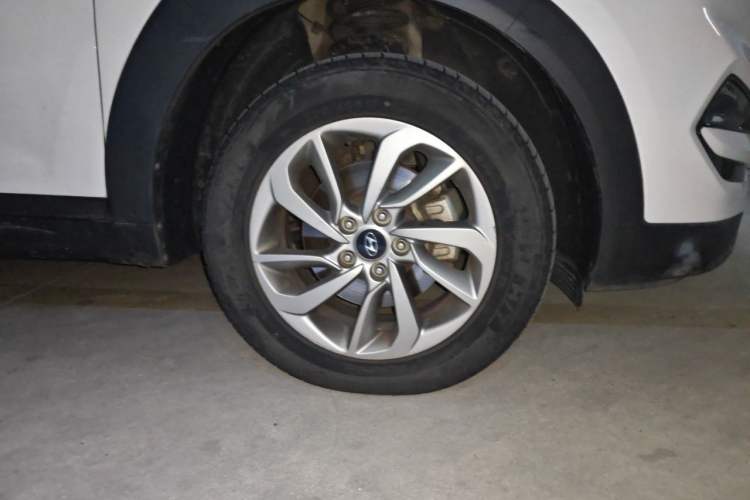 Used Hyundai Tucson 2015 1.6T Dual-Clutch Two-Wheel-Drive Smart Model Right Front Wheel Hub