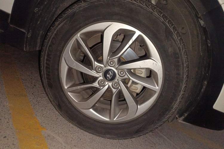 Used Hyundai Tucson 2015 1.6T Dual-Clutch Two-Wheel-Drive Smart Model Right Front Wheel Hub