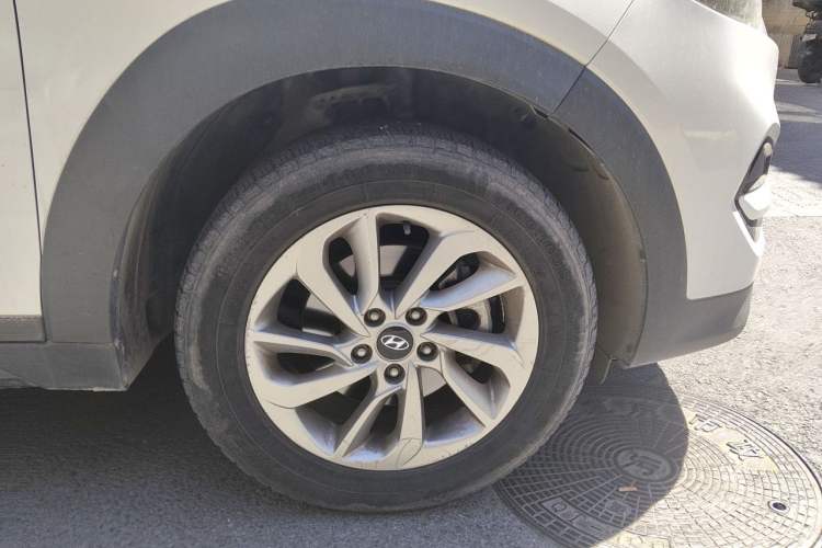 Used Hyundai Tucson 2015 2.0L Automatic Two-Wheel Drive Smart Version Right Front Wheel Hub