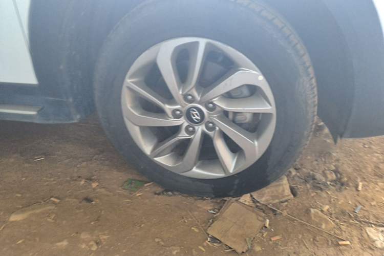 Used Hyundai Tucson 2015 1.6T Dual-Clutch Two-Wheel-Drive Smart Model Right Front Wheel Hub