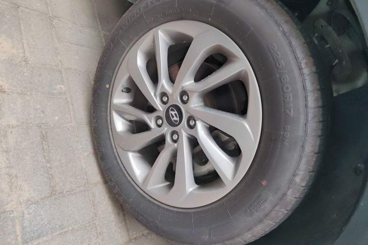 Used Hyundai Tucson 2015 1.6T Dual-Clutch Two-Wheel-Drive Smart Model Right Front Wheel Hub
