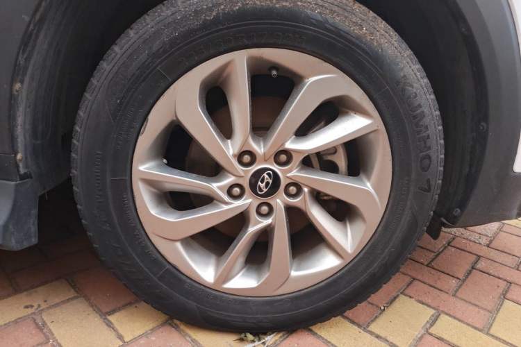 Used Hyundai Tucson 2015 1.6T Dual-Clutch Two-Wheel-Drive Comfort Model Right Front Wheel Hub