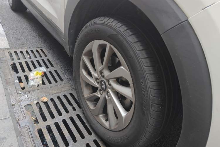 Used Hyundai Tucson 2015 1.6T Dual-Clutch Two-Wheel-Drive Smart Model Right Front Wheel Hub
