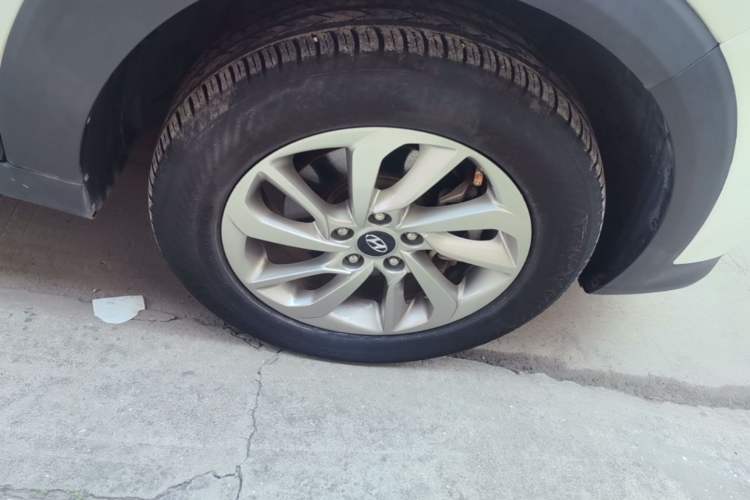 Used Hyundai Tucson 2015 1.6T Dual-Clutch Two-Wheel-Drive Smart Model Right Front Wheel Hub