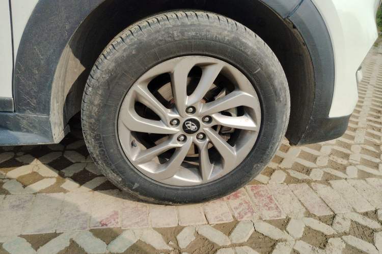 Used Hyundai Tucson 2015 1.6T Dual-Clutch Two-Wheel-Drive Smart Model Right Front Wheel Hub