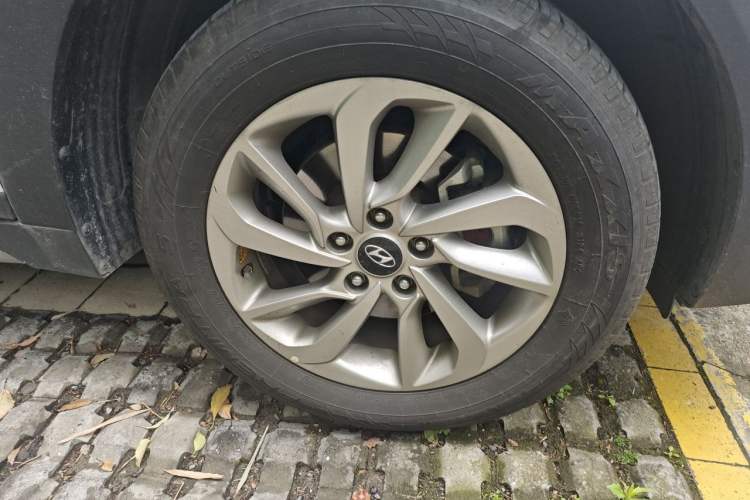 Used Hyundai Tucson 2015 1.6T Dual-Clutch Two-Wheel-Drive Smart Model Right Front Wheel Hub