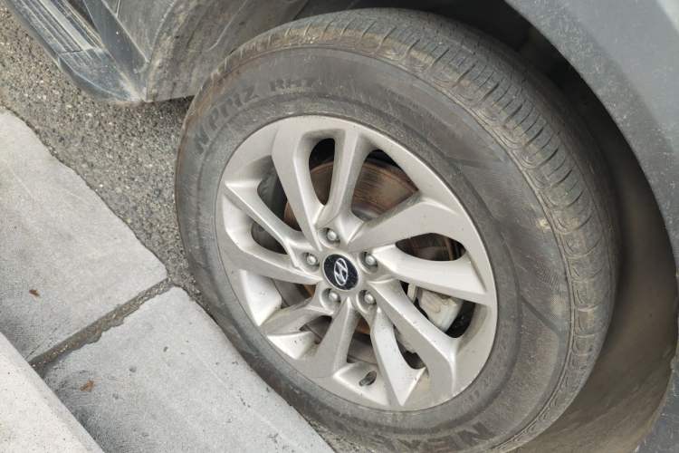 Used Hyundai Tucson 2015 1.6T Dual-Clutch Two-Wheel-Drive Smart Model Right Front Wheel Hub