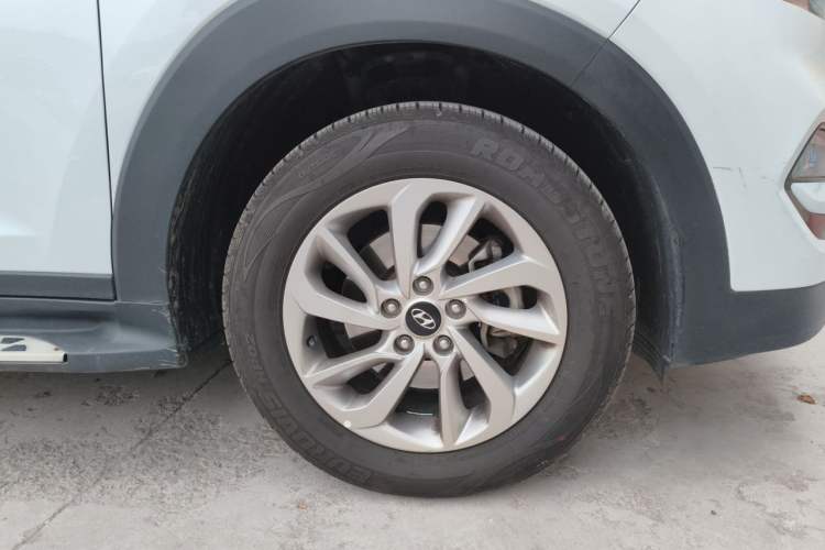 Used Hyundai Tucson 2015 1.6T Dual-Clutch Two-Wheel-Drive Smart Model Right Front Wheel Hub