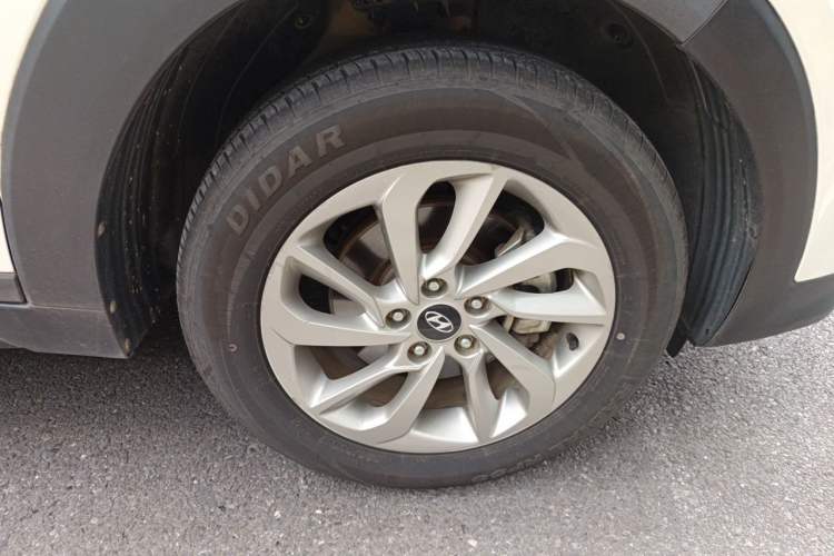 Used Hyundai Tucson 2015 1.6T Dual-Clutch Two-Wheel-Drive Smart Model Right Front Wheel Hub