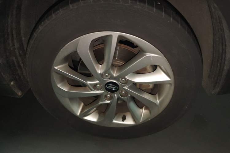 Used Hyundai Tucson 2015 1.6T Dual-Clutch Two-Wheel-Drive Smart Model Right Front Wheel Hub