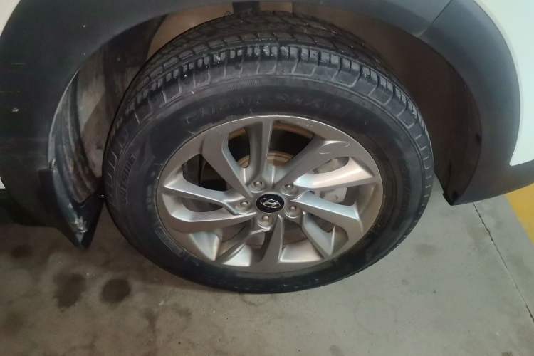 Used Hyundai Tucson 2015 1.6T Dual-Clutch Two-Wheel-Drive Smart Model Right Front Wheel Hub