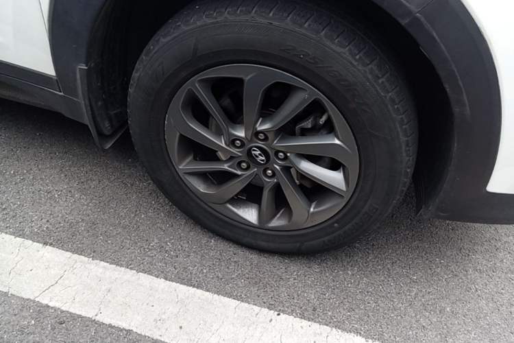 Used Hyundai Tucson 2015 2.0L Automatic Two-Wheel Drive Smart Version Right Front Wheel Hub