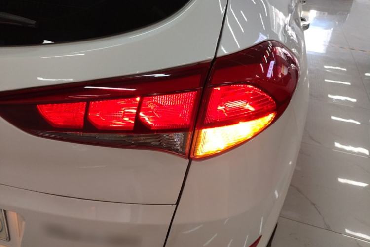 Used Hyundai Tucson 2015 1.6T Dual-Clutch Two-Wheel-Drive Smart Model Right Rear Taillight