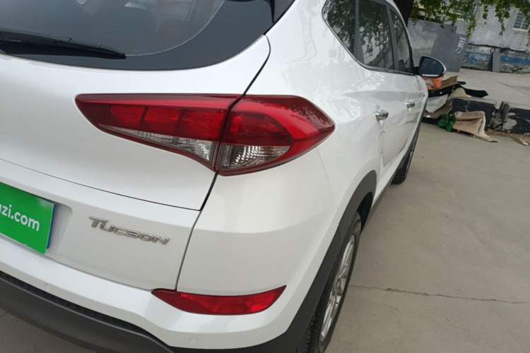 Used Hyundai Tucson 2015 1.6T Dual-Clutch Two-Wheel-Drive Smart Model Right Rear Taillight
