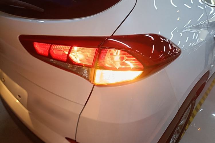 Used Hyundai Tucson 2015 1.6T Dual-Clutch Two-Wheel-Drive Smart Model Right Rear Taillight
