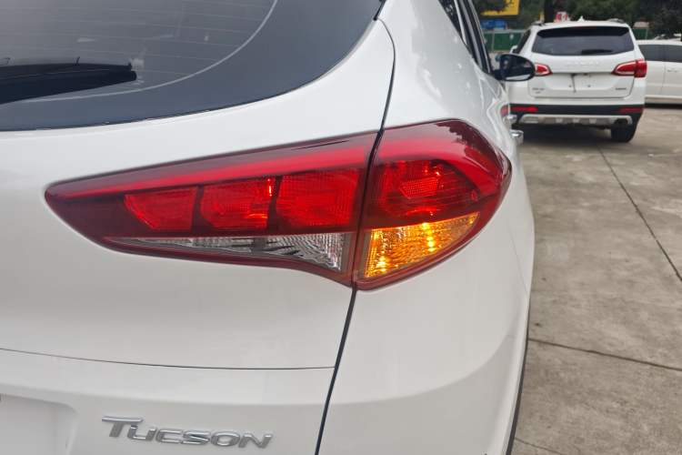 Used Hyundai Tucson 2015 2.0L Automatic Two-Wheel Drive Smart Version Right Rear Taillight