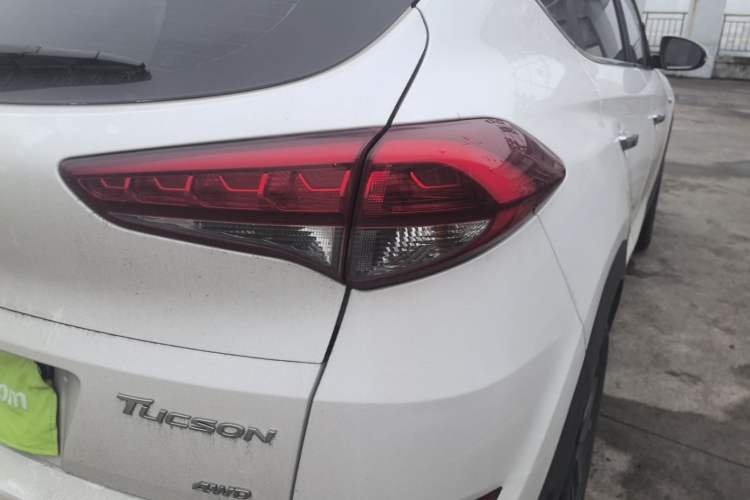 Used Hyundai Tucson 2015 1.6T Dual-Clutch Four-Wheel Drive Flagship Model Right Rear Taillight